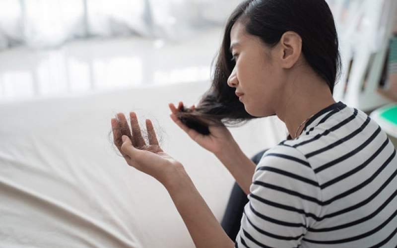 Qual é a causa da queda de cabelo pós-parto?
