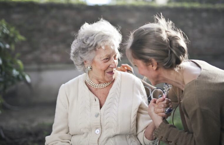6 opções para afastar a solidão de pessoas idosas