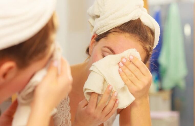 Como remover maquiagem das toalhas?