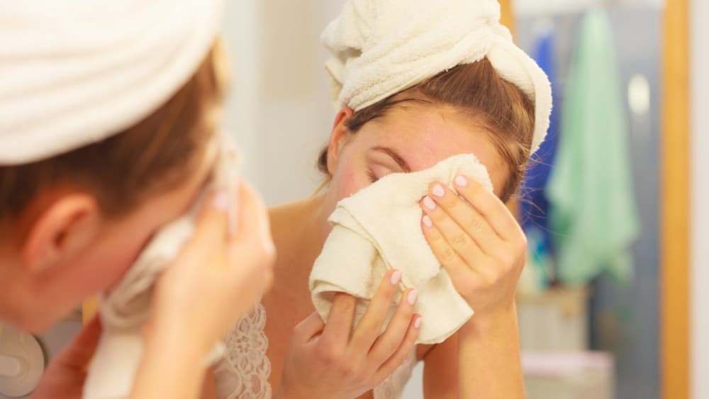 Como remover maquiagem das toalhas?