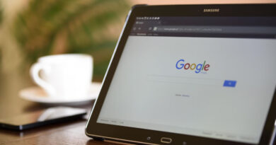 Tablet exibindo a página de busca do Google e a importância de como anunciar no google ads para aparecer nas pesquisas 