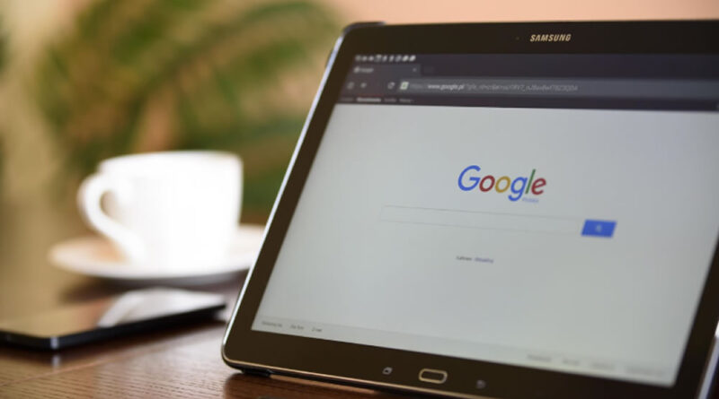 Tablet exibindo a página de busca do Google e a importância de como anunciar no google ads para aparecer nas pesquisas 