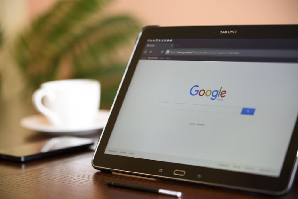 Tablet exibindo a página de busca do Google e a importância de como anunciar no google ads para aparecer nas pesquisas 